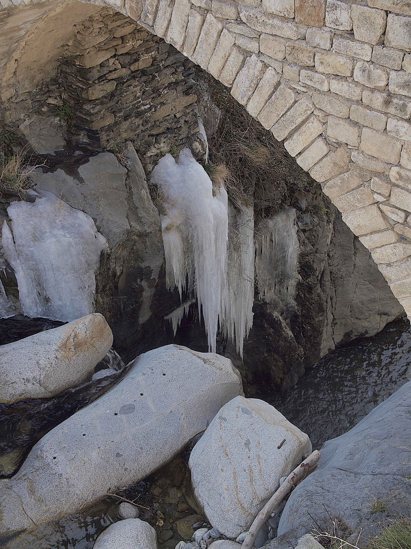 HIELO BAJO EL PUENTE