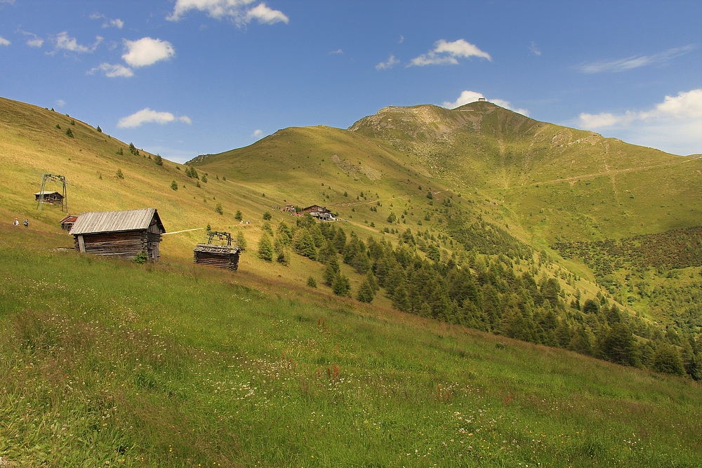 Hier beginnt der Karnische Höhenweg und hat eine Gesamtlänge von 155 km.