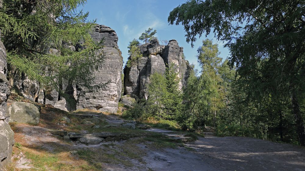 Hier beginnt der Rundgang oder halblinks der Aufstieg auf die Felsentürme...