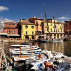 Hier der Hafen von Malcesine in der Morgensonne, mit dem Segelschulschiff im Vordergrund.