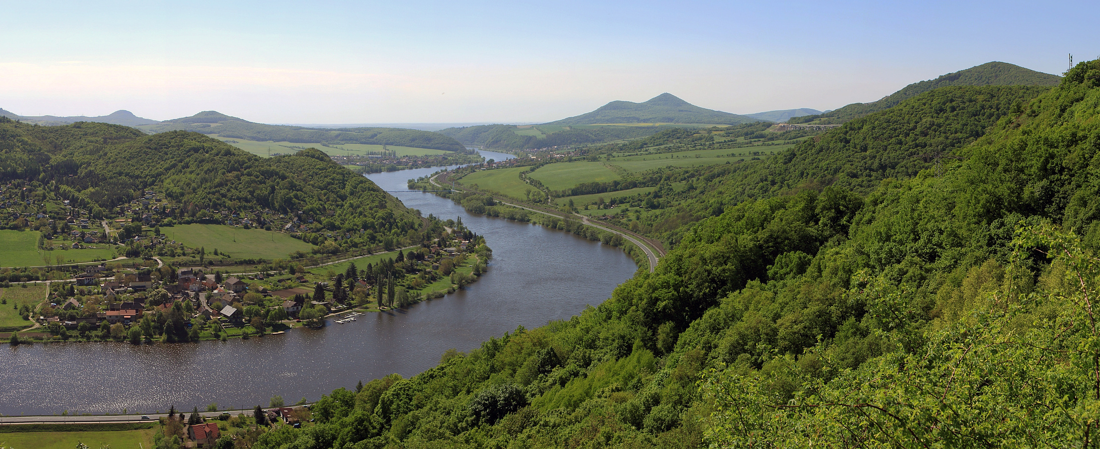 hier der rechte Teil des Panoramas und man sieht schon die Autobahn noch vor dem Bergrutsch...