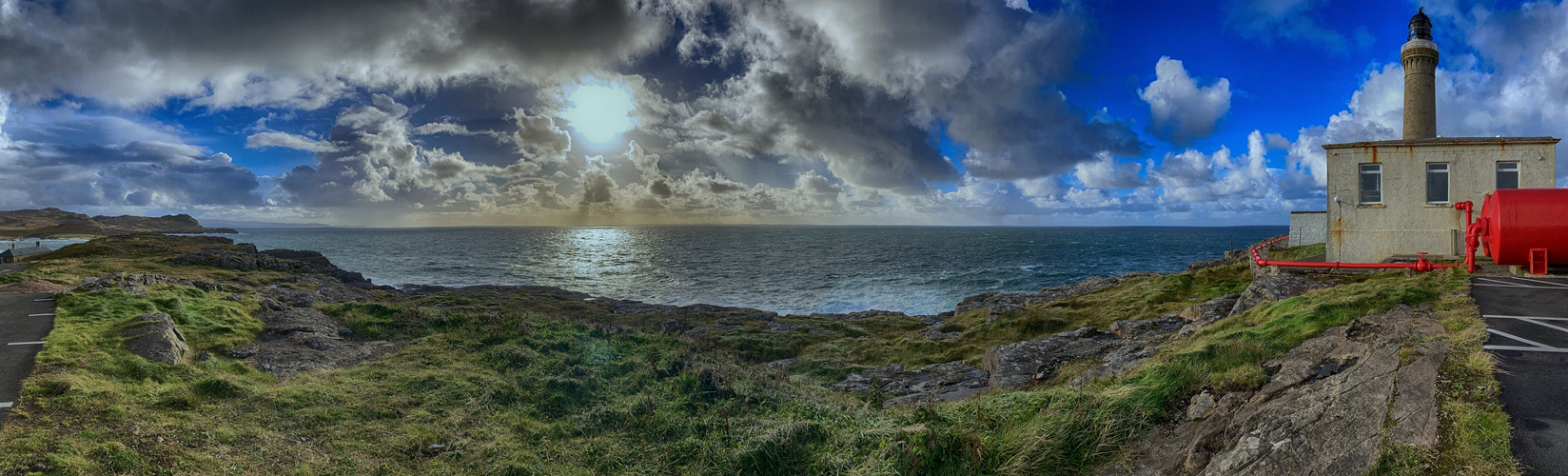 Hier der westliche Leuchturm auf dem britischen Mainland