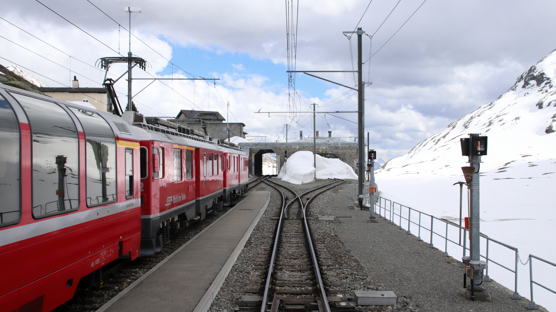 hier durchfahren wir den Bahnhof Ospitio Bernina