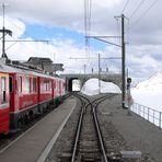 hier durchfahren wir den Bahnhof Ospitio Bernina