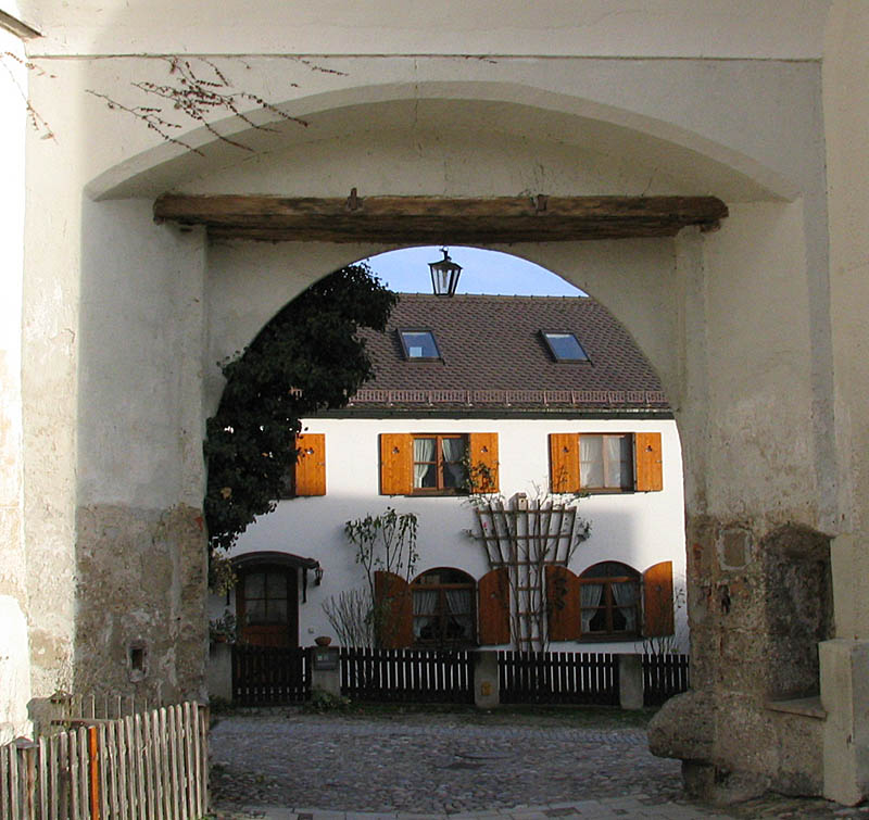 hier durchs Tor.... dann nach rechts den Hofberg runter...