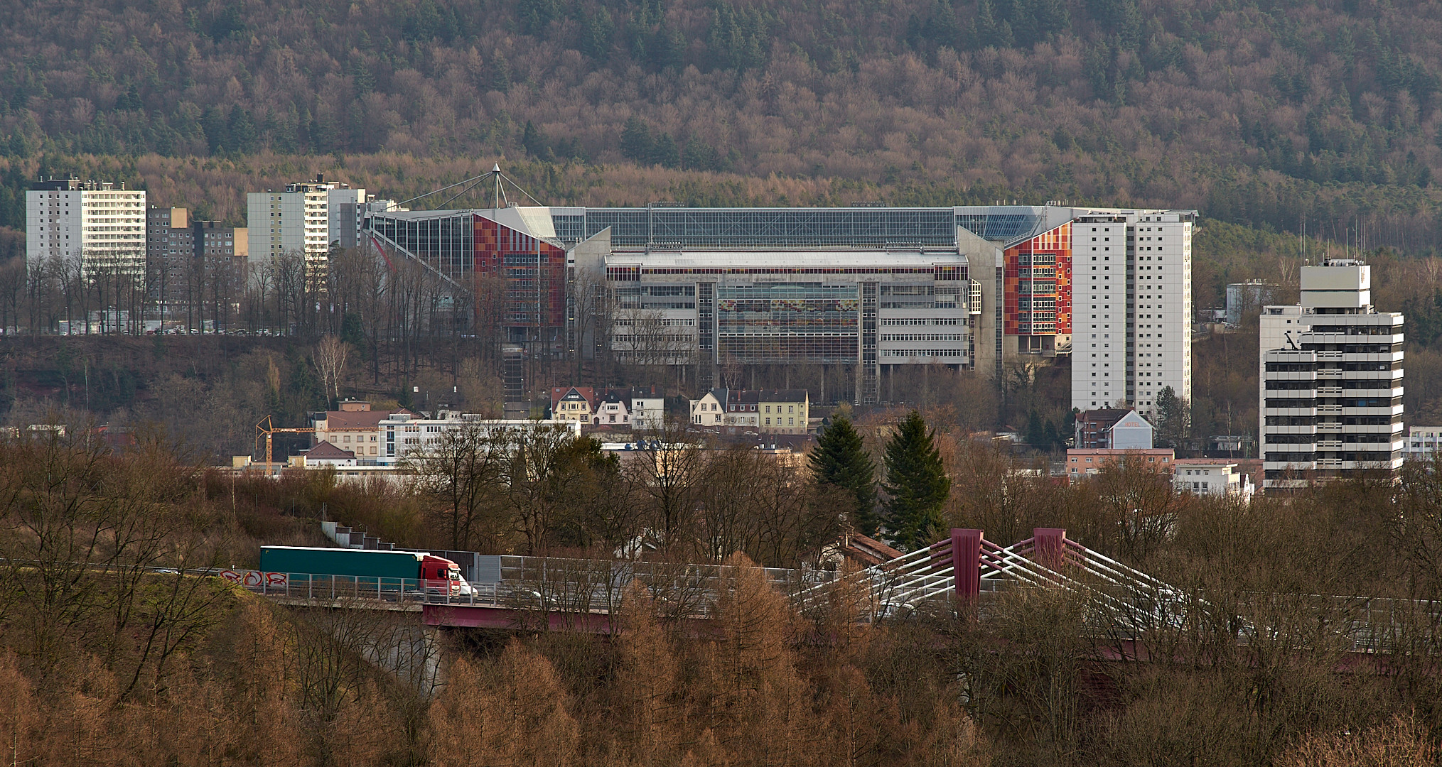 Hier eine Aufnahme vom Fritz Walter Stadion in Kaiserslautern im Spätnachmittagslicht, aus etwa...