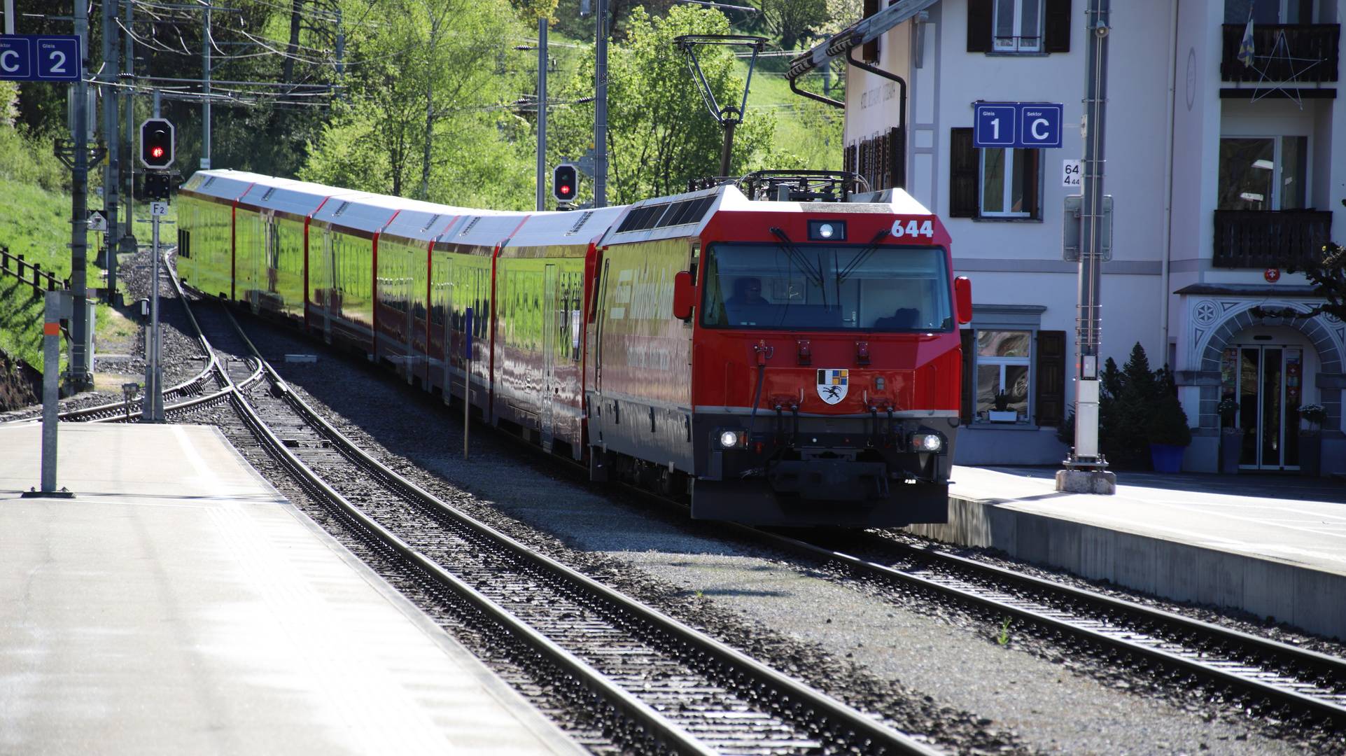 Hier fährt nun der Interegio von St.Moritz nach Chur ein