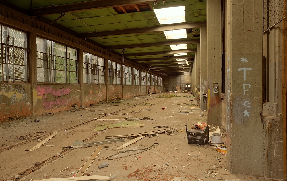 Hier fährt schon lange keine Lok mehr rein, ehemalige Lokhalle vom Containerbahnhof in...