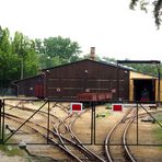 Hier fahren wir am Betriebsgelände der Waldbahn in Weißwasser vorbei