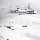 Hier fahren wir am zugefrorenem Lago Bianco entlang