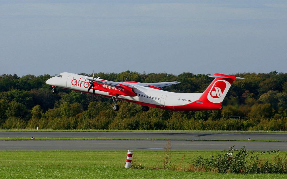 hier hebt die De Havilland Canada DHC-8-402Q Dash 8...............