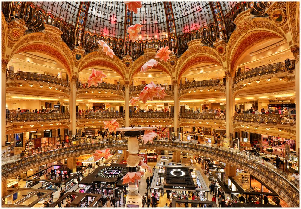 Hier, in dem Pariser Kaufhaus Galeries Lafayette, Foto & Bild