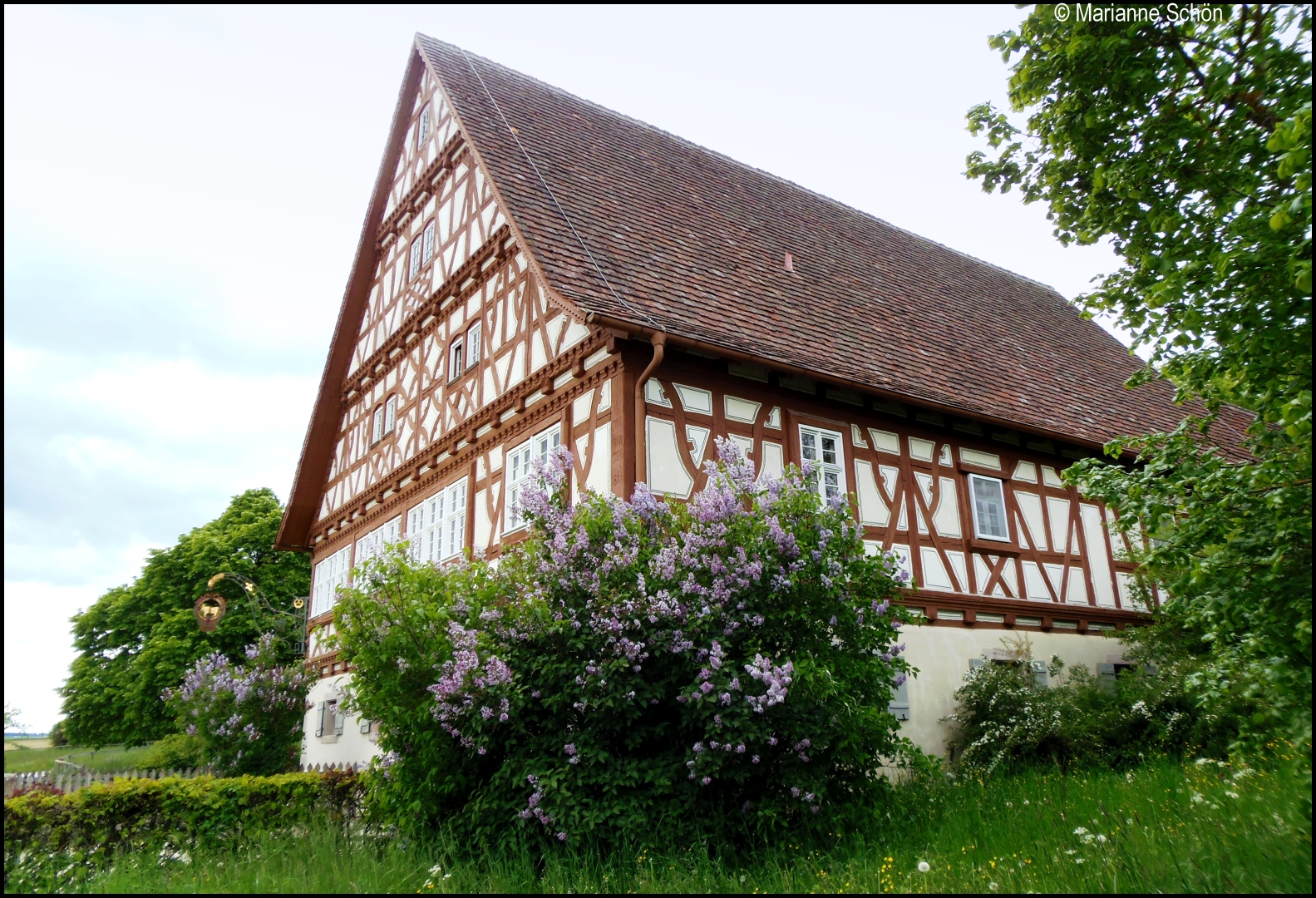 Hier ist das Gasthaus von der Seite zu sehen...