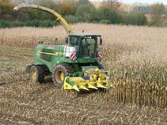 Hier ist der Häcksler: John Deere 7450 ProDrive mit 551 PS