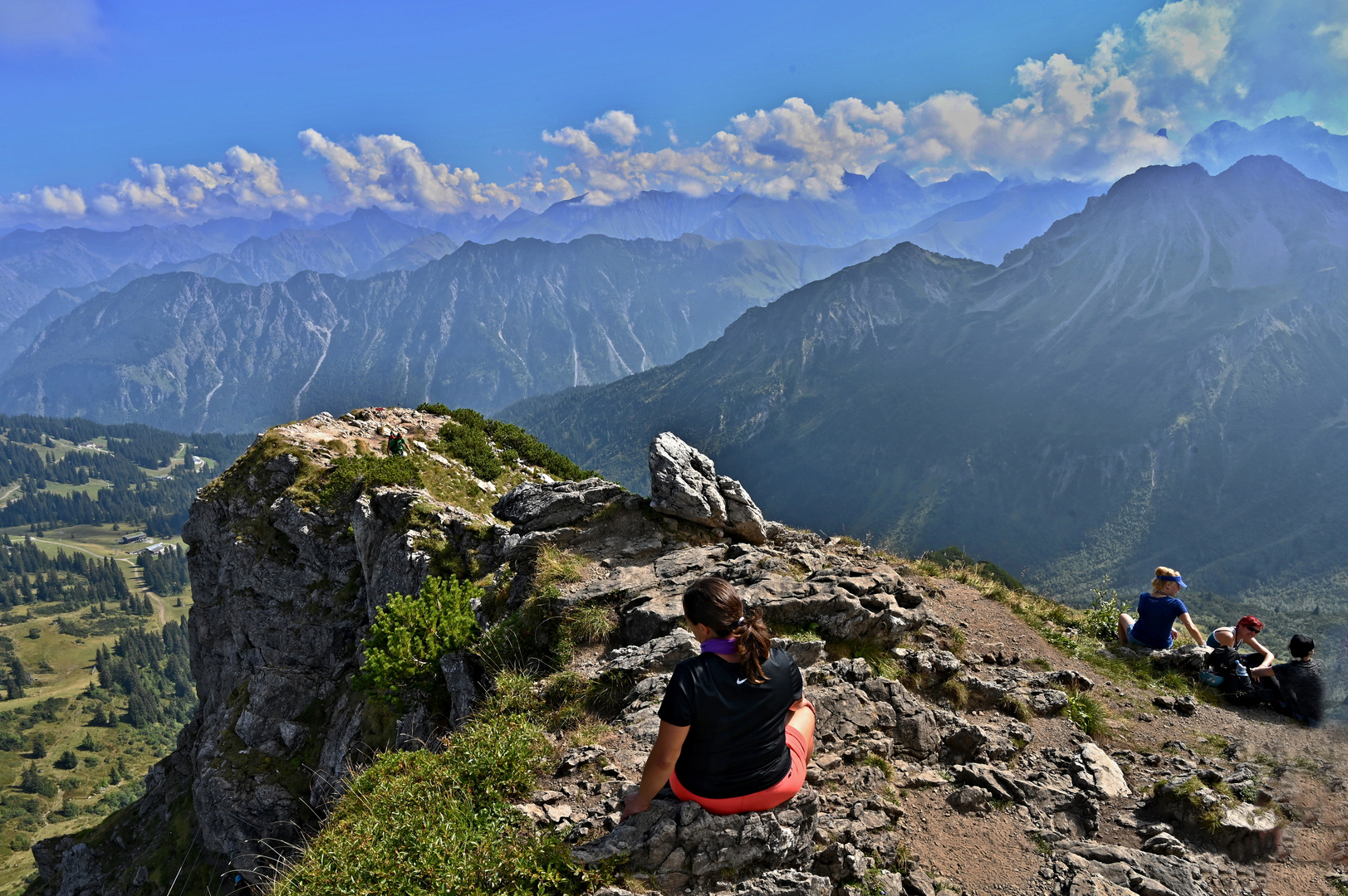 Hier kommt man vom Klettersteig hoch auf den Gipfel