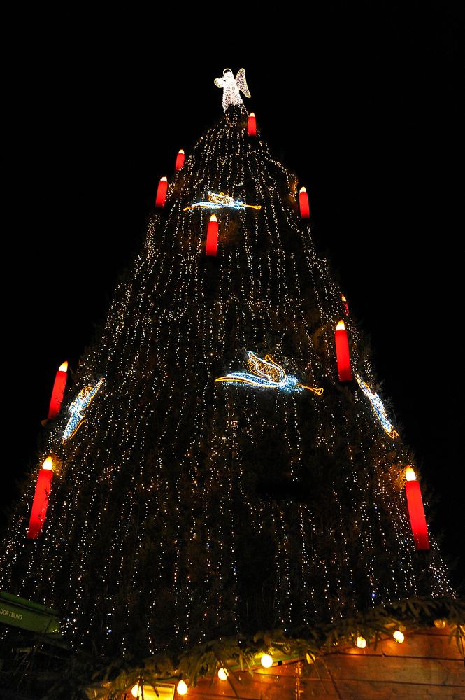 Hier mal zur Erinnnerung an coronafreie Zeiten: der Dortmunder Riesenweihnachtsbaum von 2013