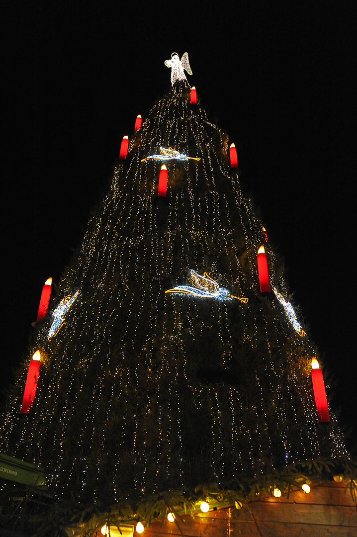 Hier mal zur Erinnnerung an coronafreie Zeiten: der Dortmunder Riesenweihnachtsbaum von 2013