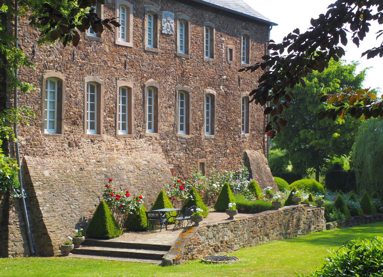 Hier möchte man gerne sitzen! (Burg Niederkastenholz bei Euskirchen)