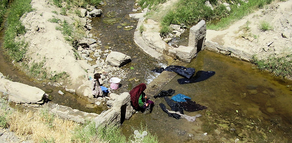 hier müssen Menschen in Afghanistan zum Waschen gehen ...