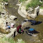 hier müssen Menschen in Afghanistan zum Waschen gehen ...