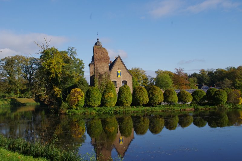 Hier noch einmal Schloss Tueschenbroich