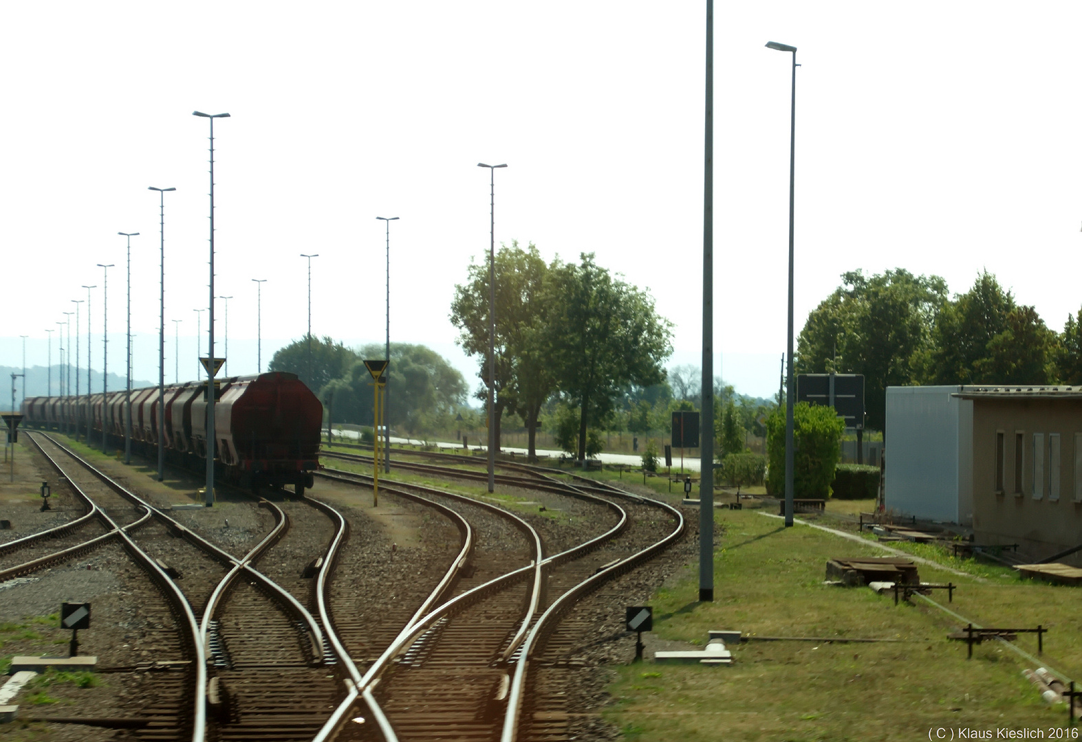 Hier passieren wir über einen Bahnübergang.....