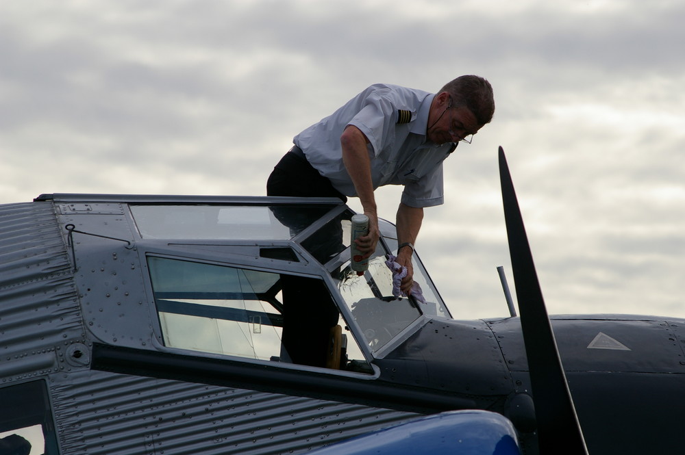 Hier putzt der Pilot noch selber,Tante Ju