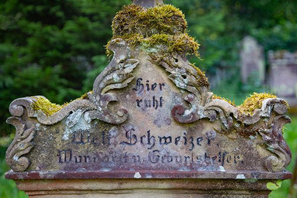 Hier ruht ein Wundarzt und Geburtshelfer