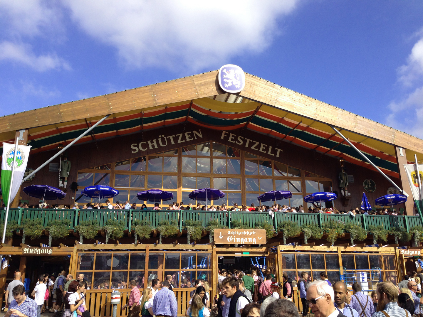 Hier seht Ihr das Schützenfestzelt während der Wiesn - Oktoberfest - Faltin Travel