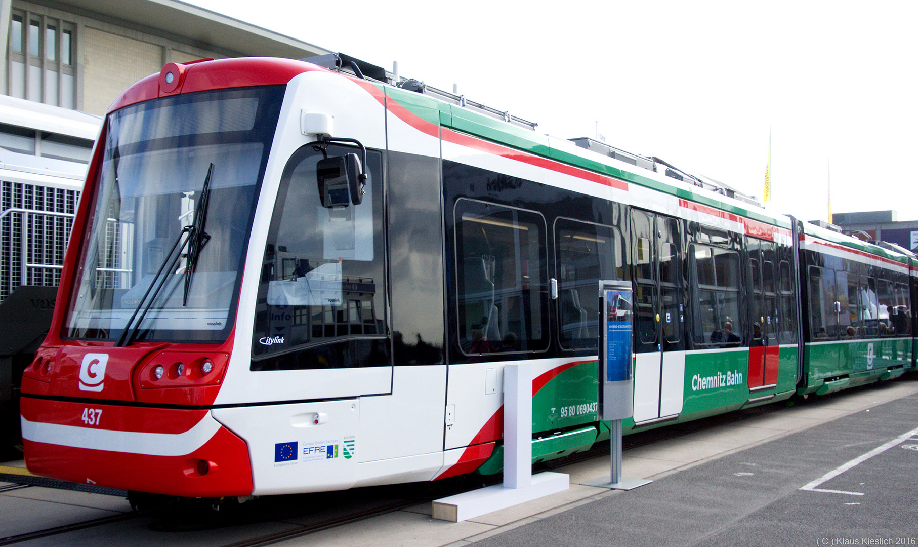 Hier sieht man eine Strassenbahn,die auch auf den Schienen der Deutschen Bahn unterwegs sein wird