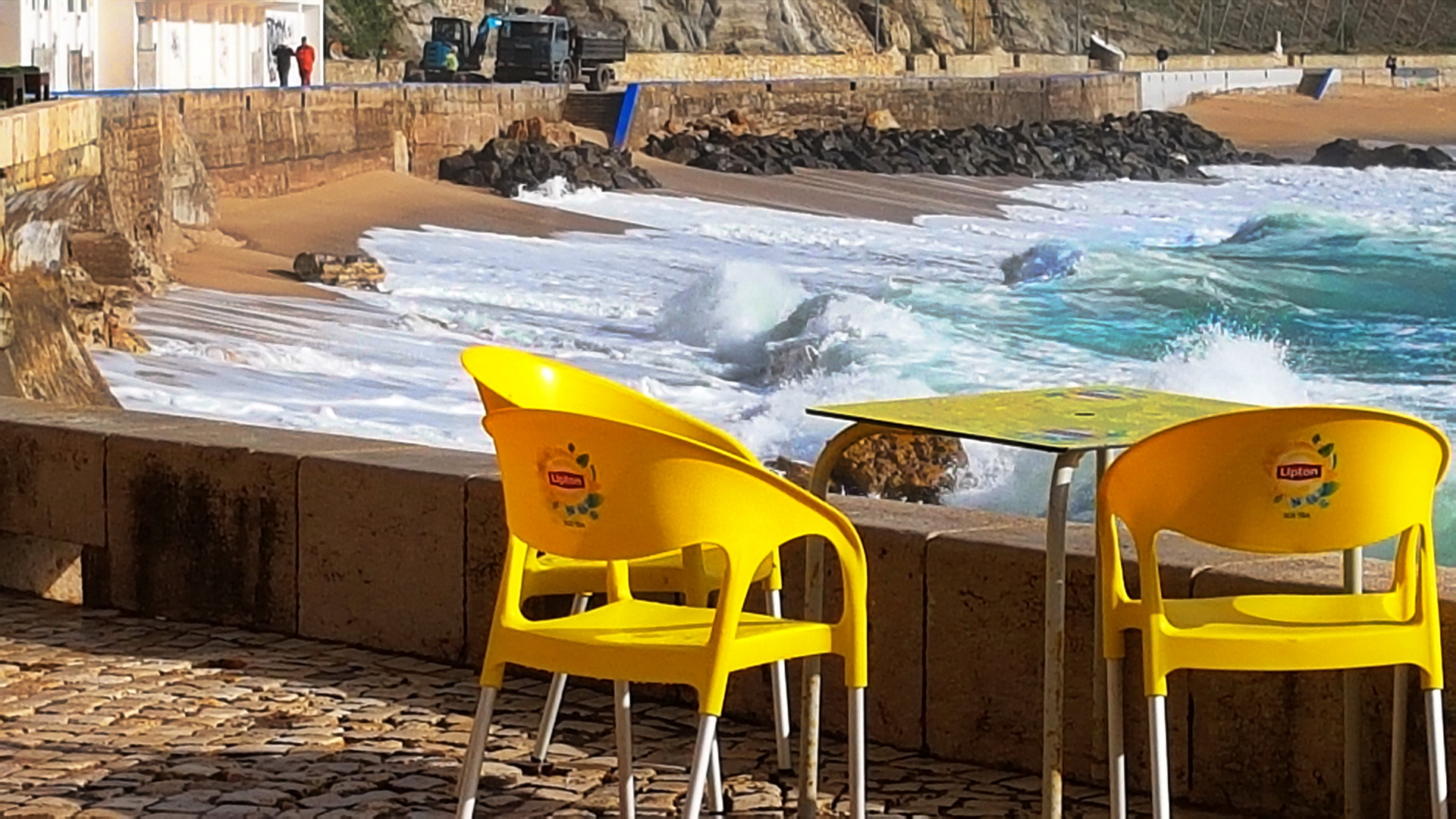 Hier sind noch zwei Plätze frei mit Ausblick aufs tosende Meer