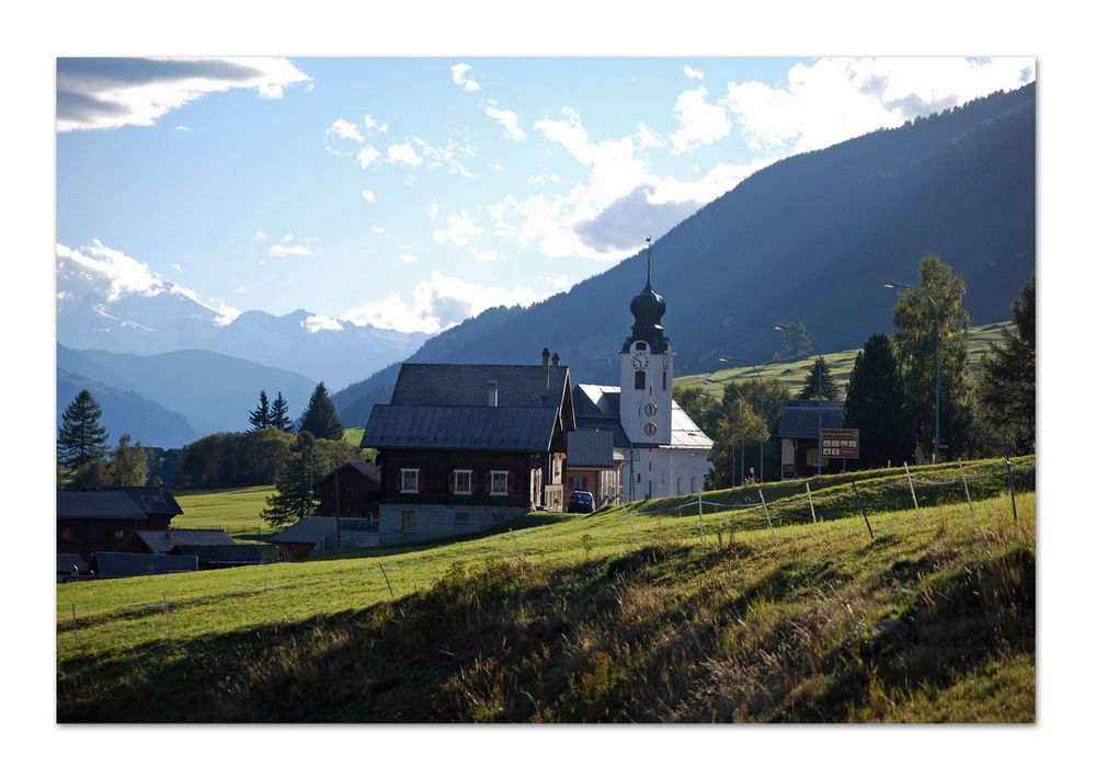 Hier steht die Kirche auch im Dorf