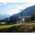 Hier steht die Kirche auch im Dorf