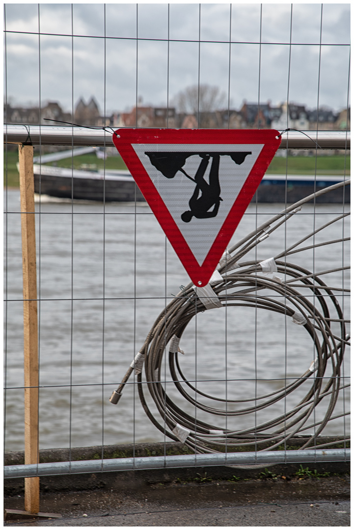 hier steht eine Baustelle auf dem Kopf