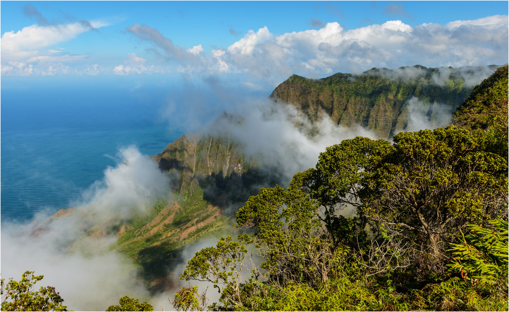 Hier treffen der Waimea Canyon und die Napali Coast aufeinander. Kauai, Hawaii