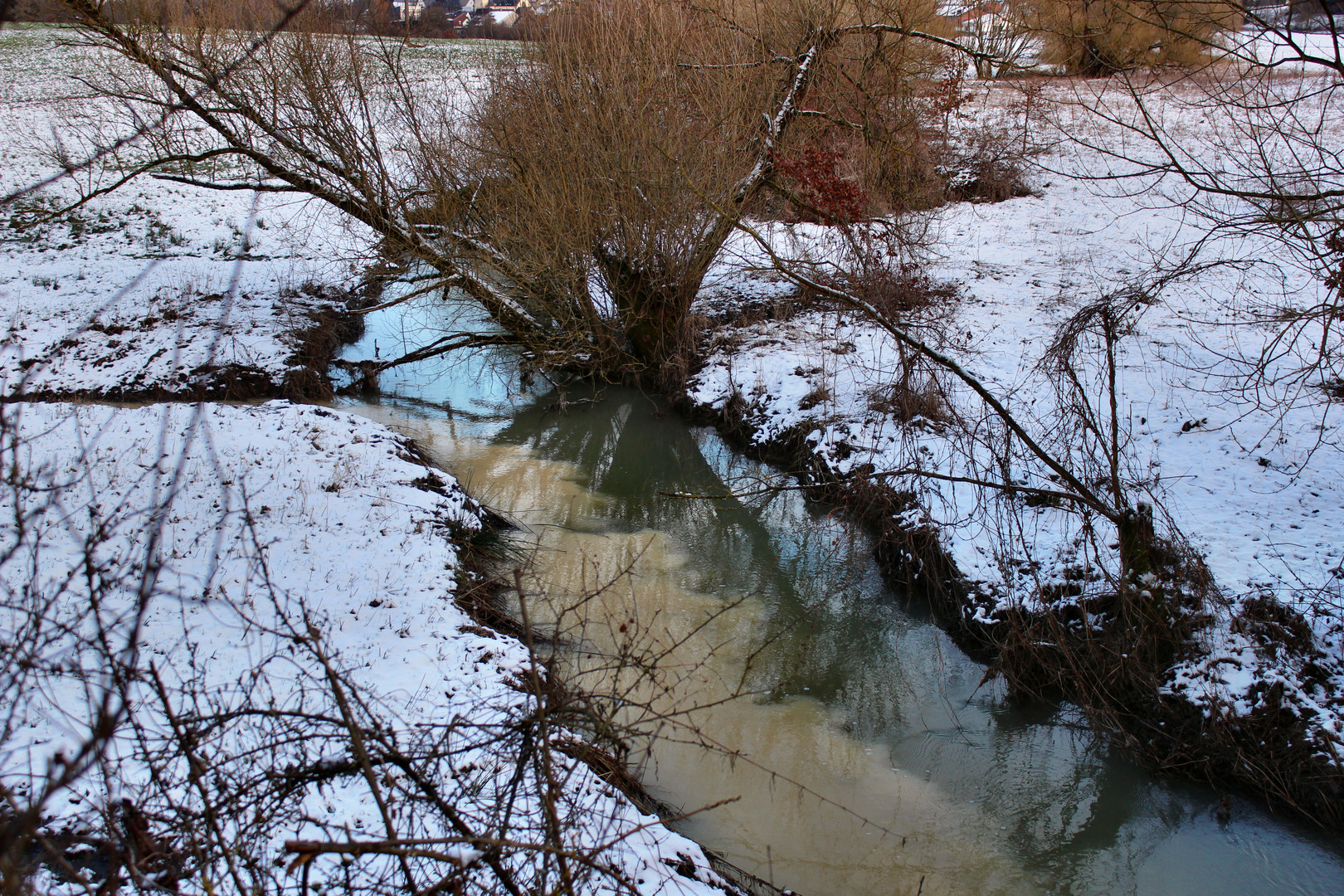 Hier trifft er auf den Eisenbach bei Zehnhausen