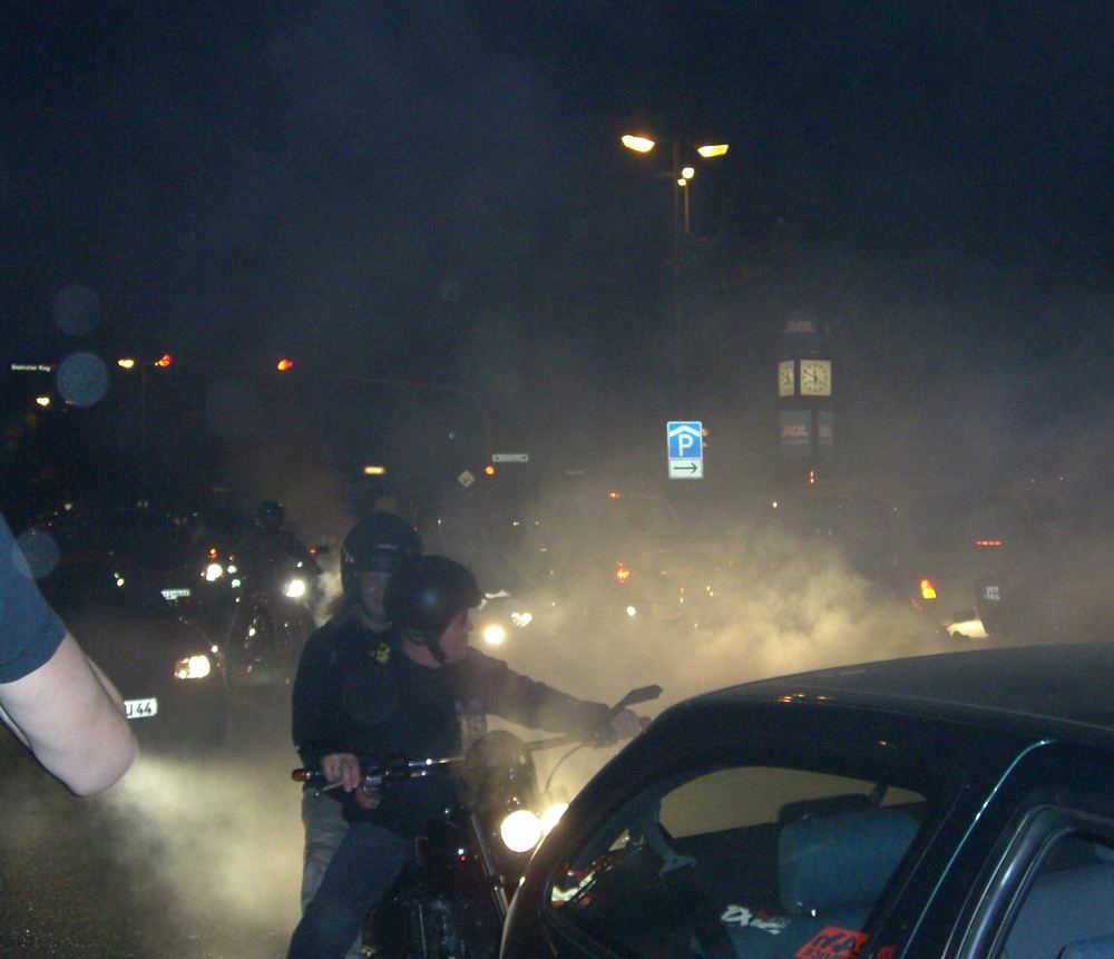 Hier verdampfen Bikereifen auf der Reeperbahn