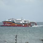 Hier verläßt die Schnellfähre Fjord Cat den Hafen von Hitshals Richtung Kristiansand in Norwegen.