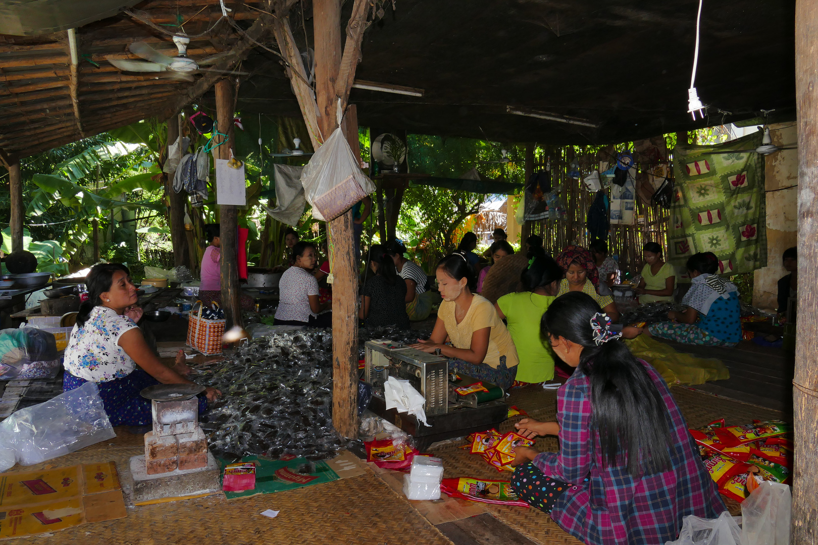 ...hier wird die Ware verpackt... Foto & Bild asia, myanmar