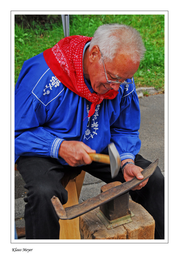 Hier wird gerade eine Sense gedengelt