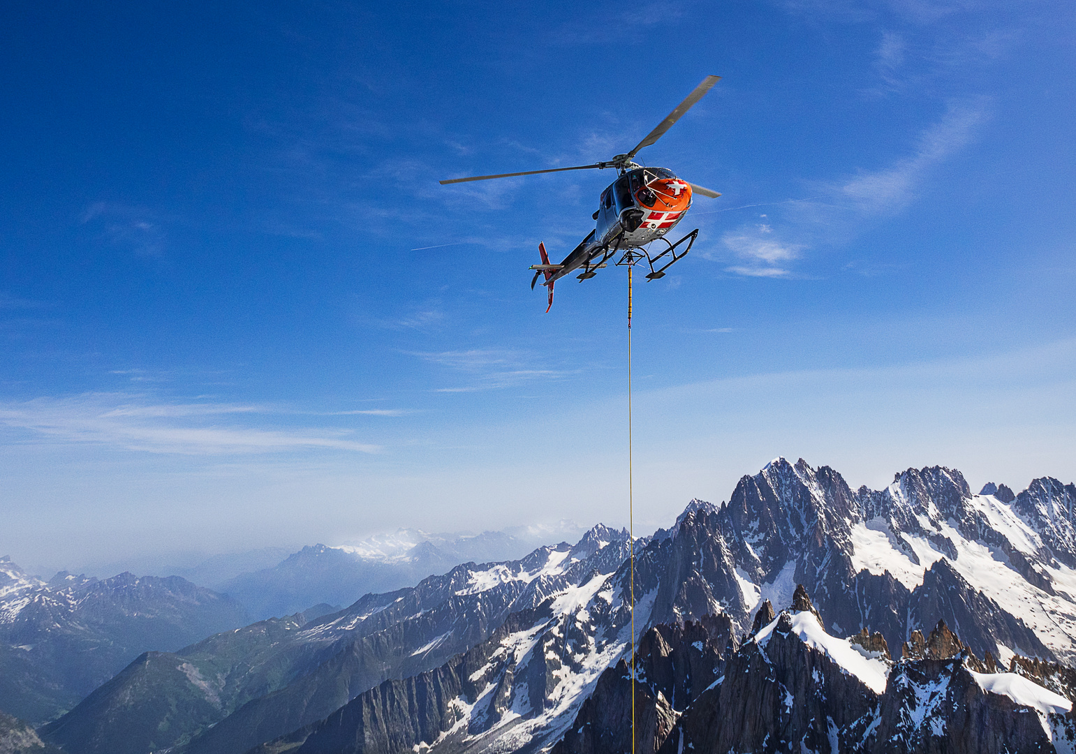 Hier wird mit dem Hubschrauber geliefert....