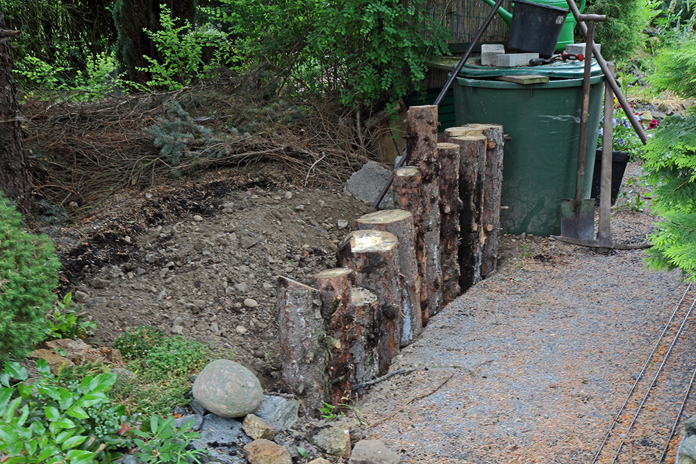 Hier wird morgen mit Beton die Palisadenabsperrung gesichert...