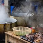 hier wird Nudelsuppe gekocht