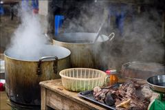 hier wird Nudelsuppe gekocht