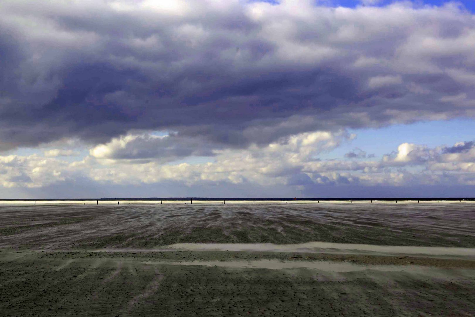 Hier zeig ich Sandverwehungen am riesigen Strand von Borkum/ Kr. Leer