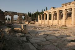 Hierapolis, Tor des Domitian, Säulenstraße