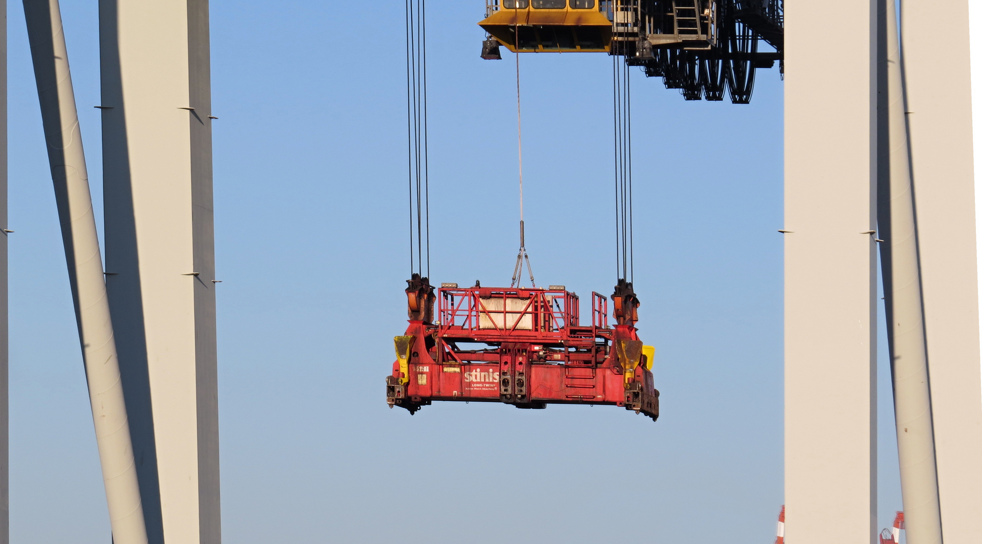 Hiermit werden Container angehoben