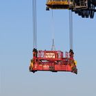 Hiermit werden Container angehoben