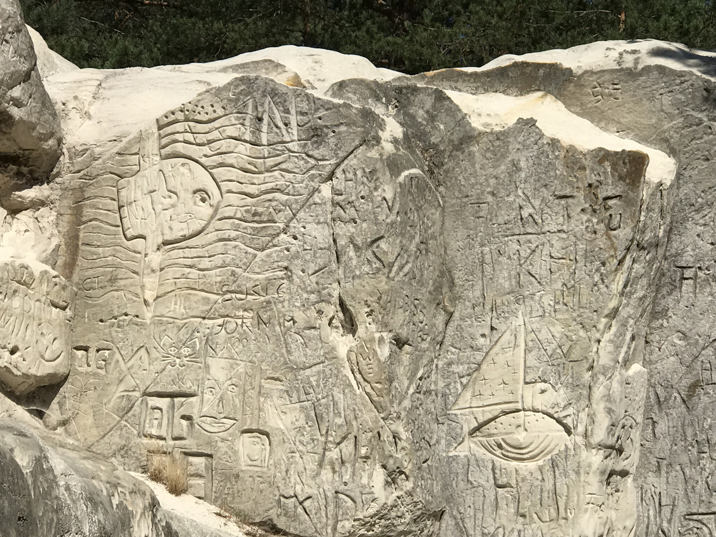 Hieroglyphen in Sandhöhlen