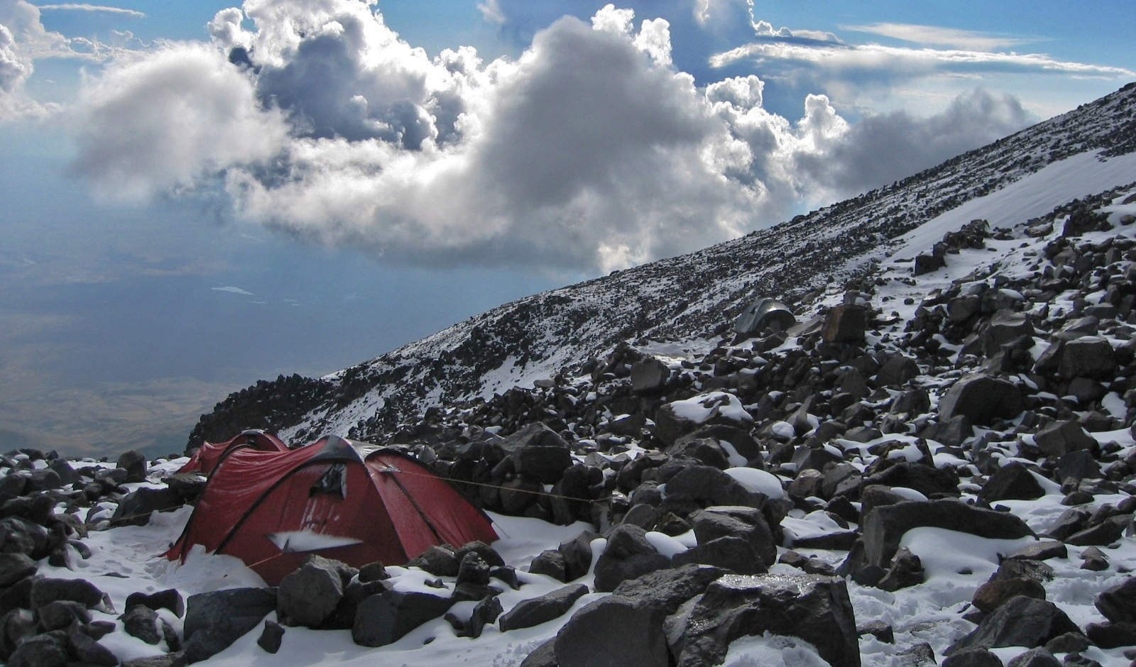 High Camp (4200 m) ist…